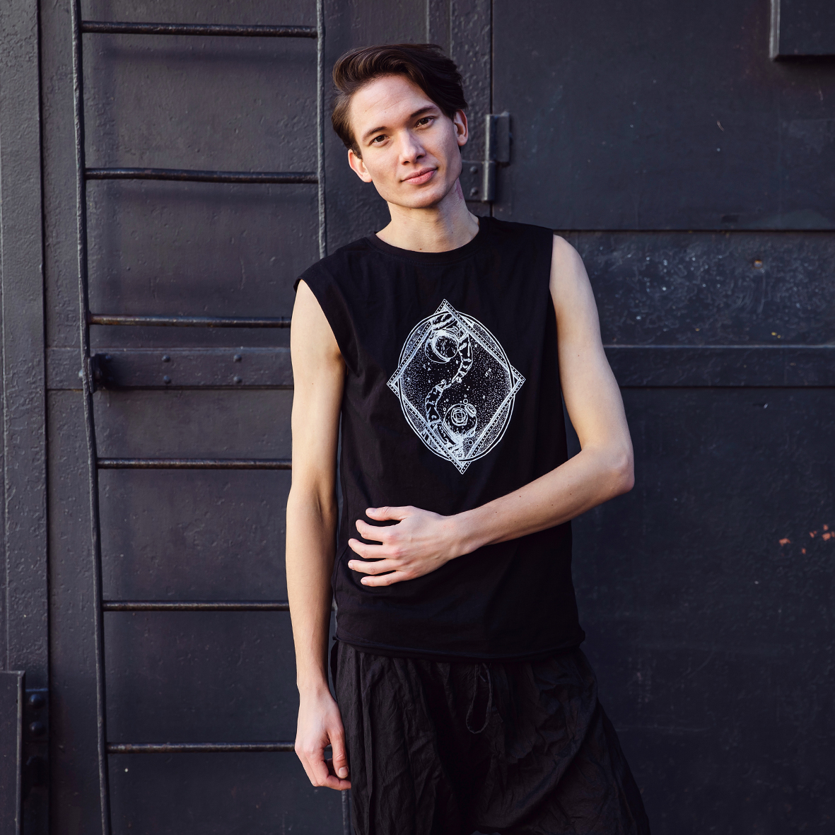Sleeveless T-Shirt Contact in Black - Image 5