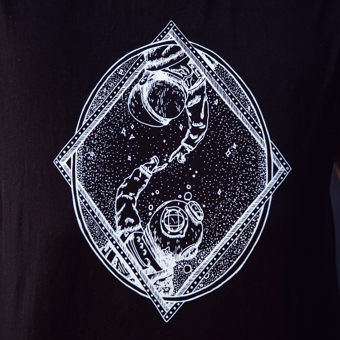 Sleeveless T-Shirt Contact in Black - Image 3