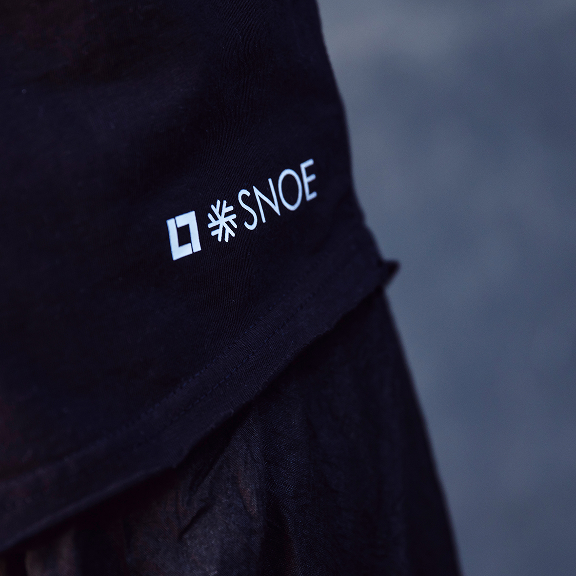 Sleeveless T-Shirt Contact in Black - Image 4