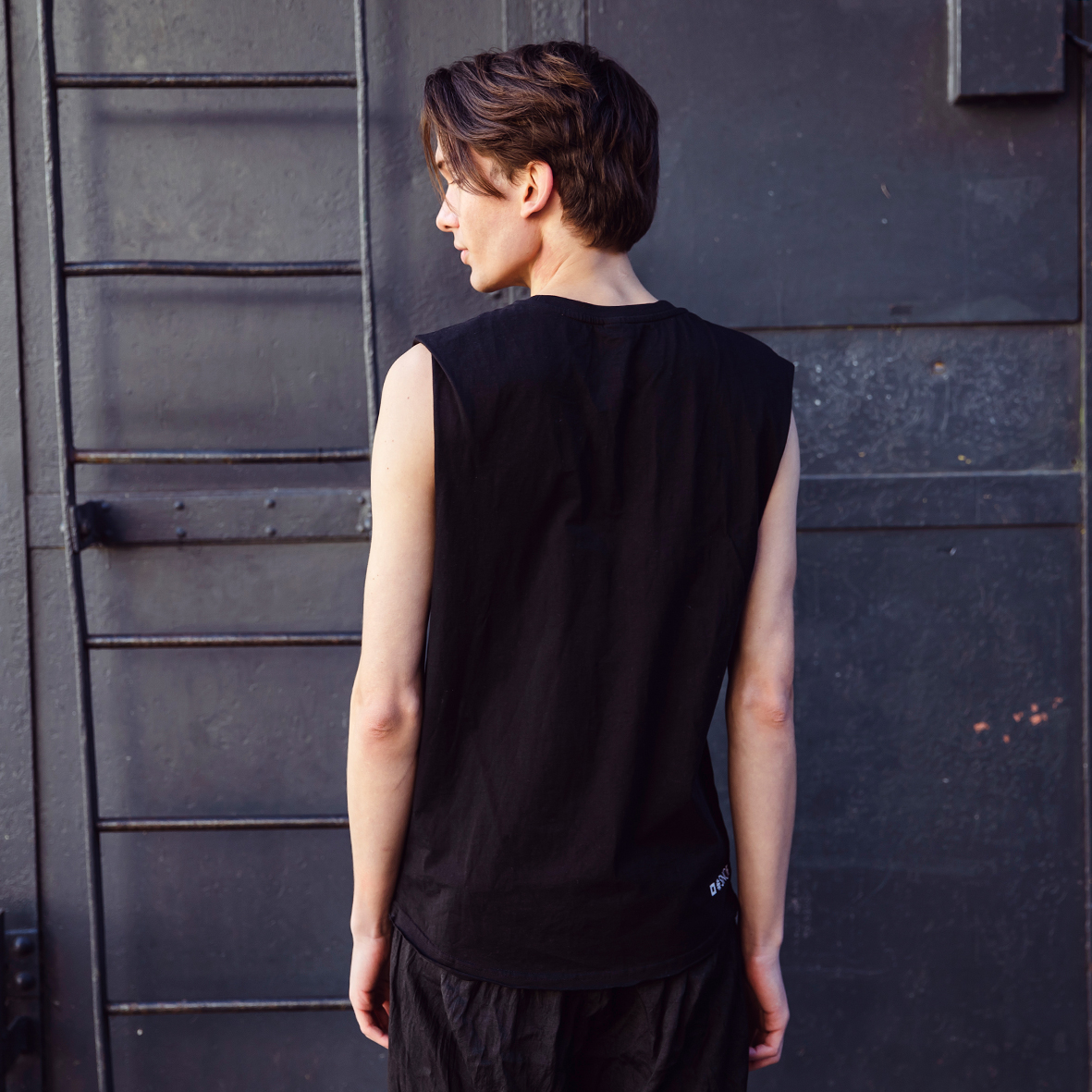 Sleeveless T-Shirt Contact in Black - Image 2