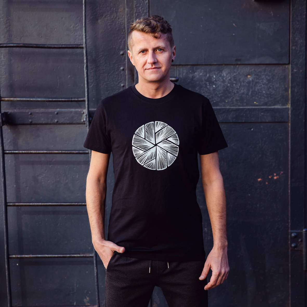 Round Neck T-Shirt Flake in Black