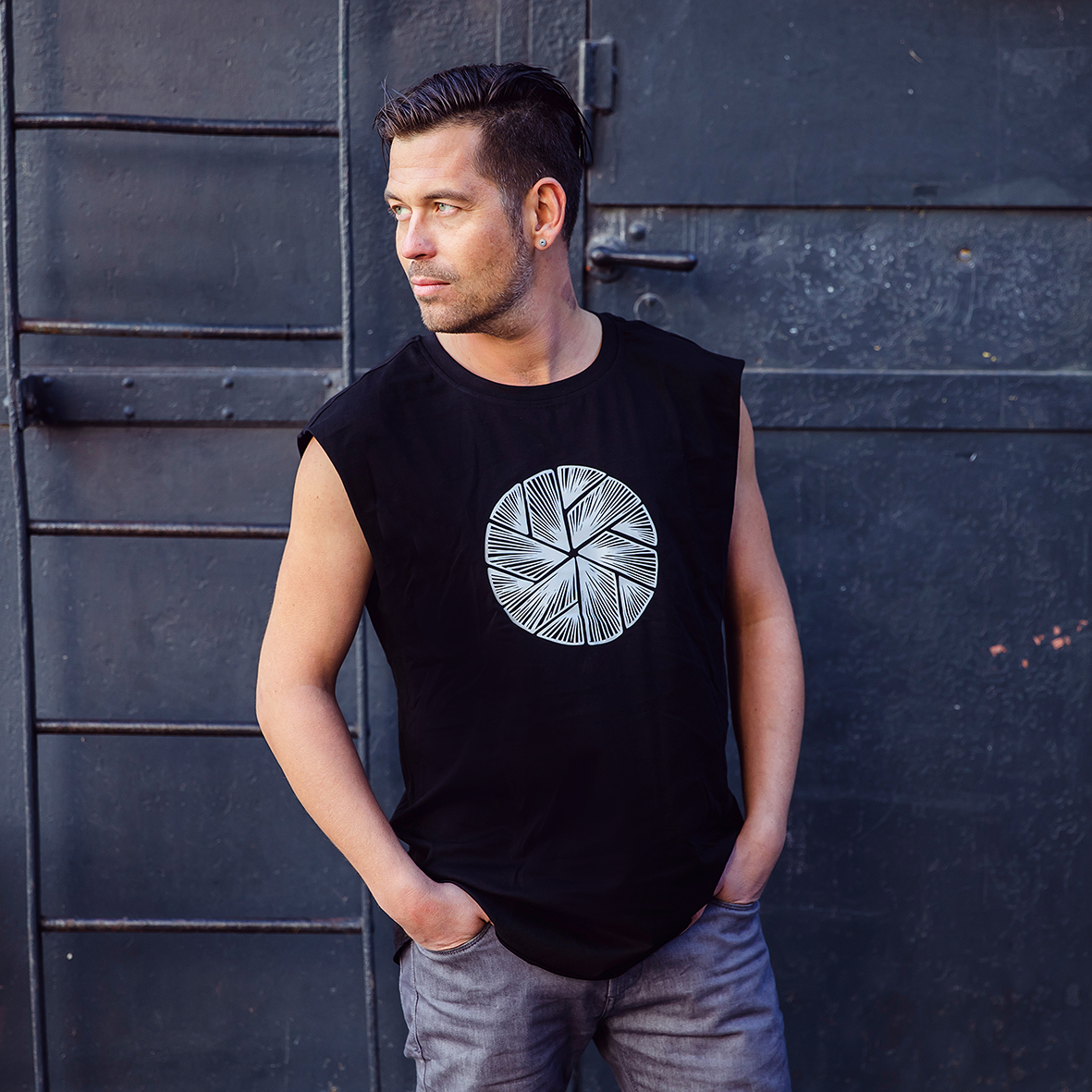 Sleeveless T-Shirt Flake in Black