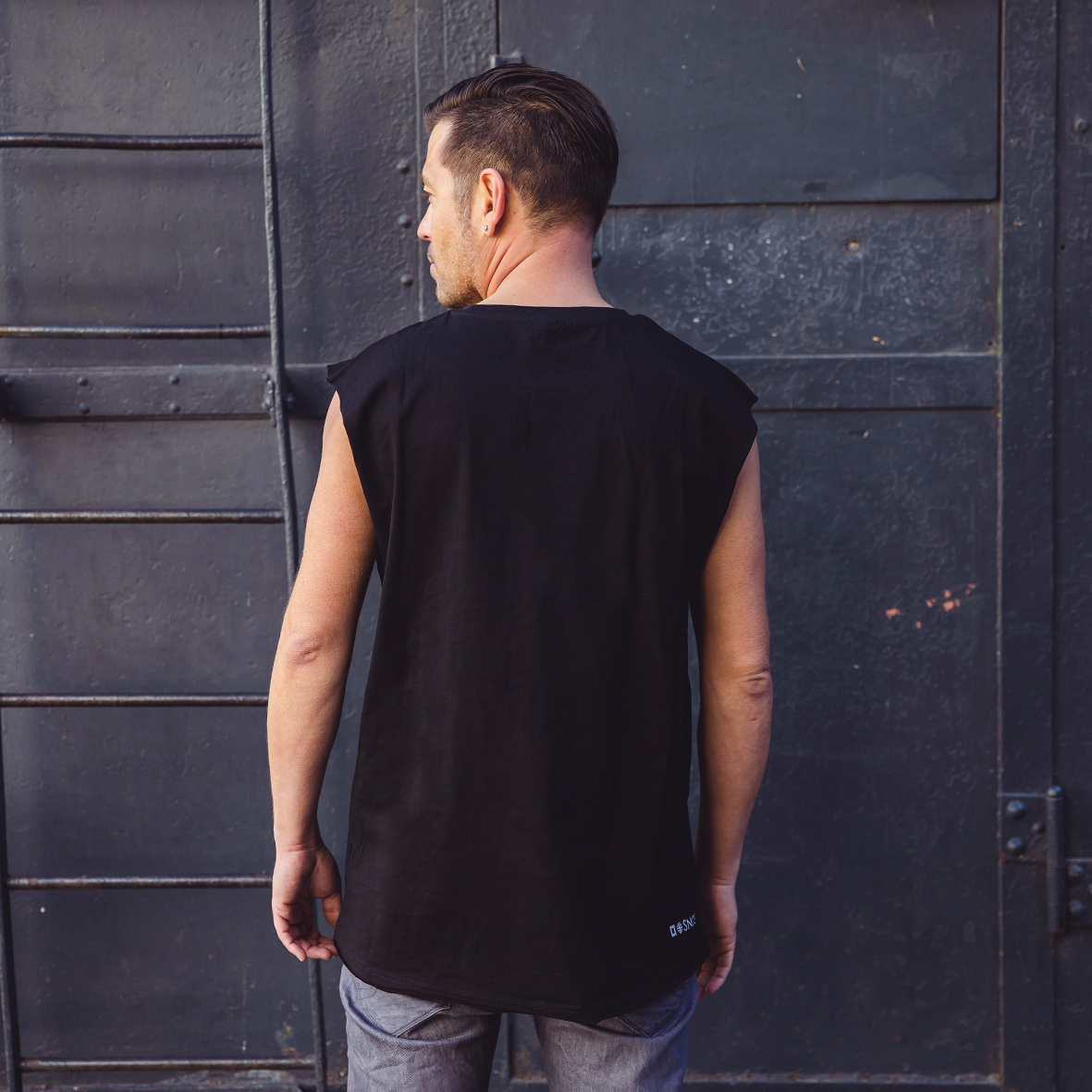 Sleeveless T-Shirt Flake in Black - Image 2