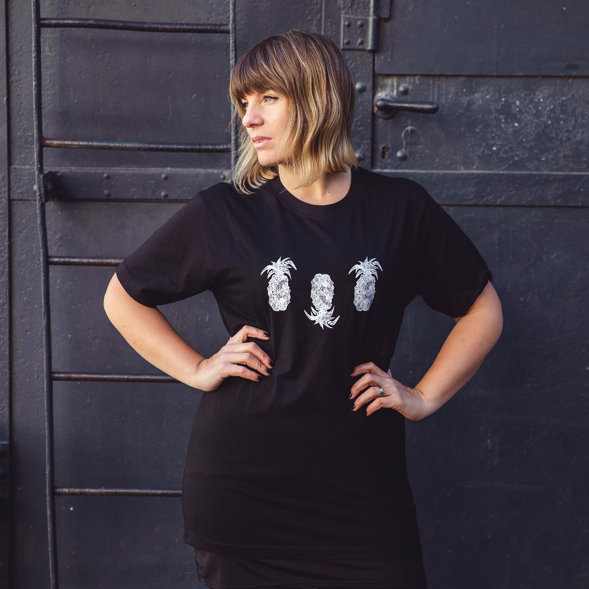 Round Neck T-Shirt Ananas in Black