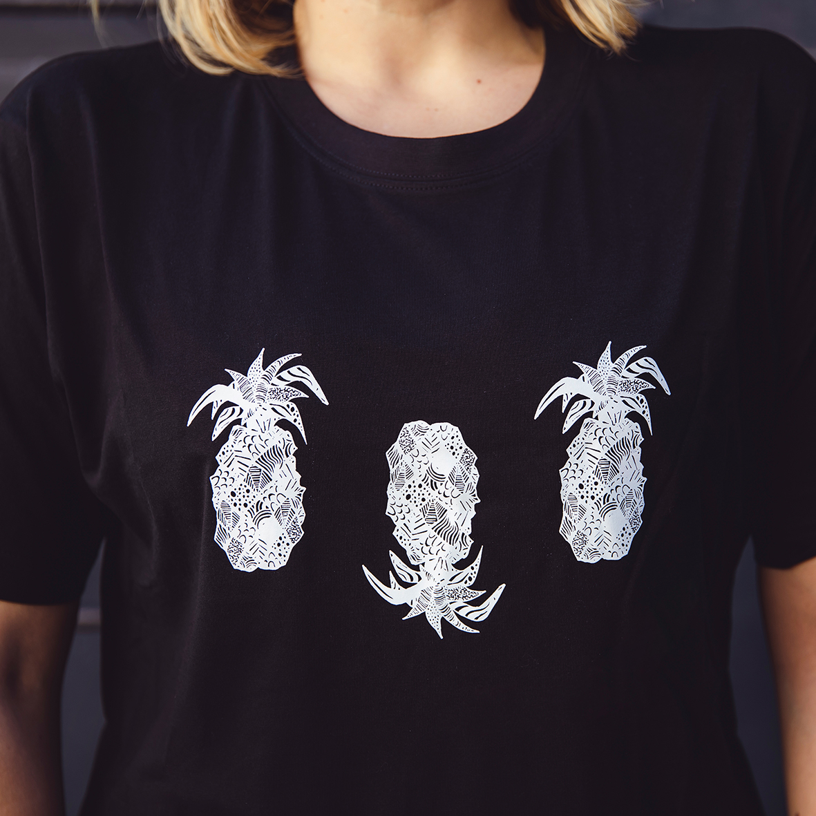 Round Neck T-Shirt Ananas in Black - Image 4