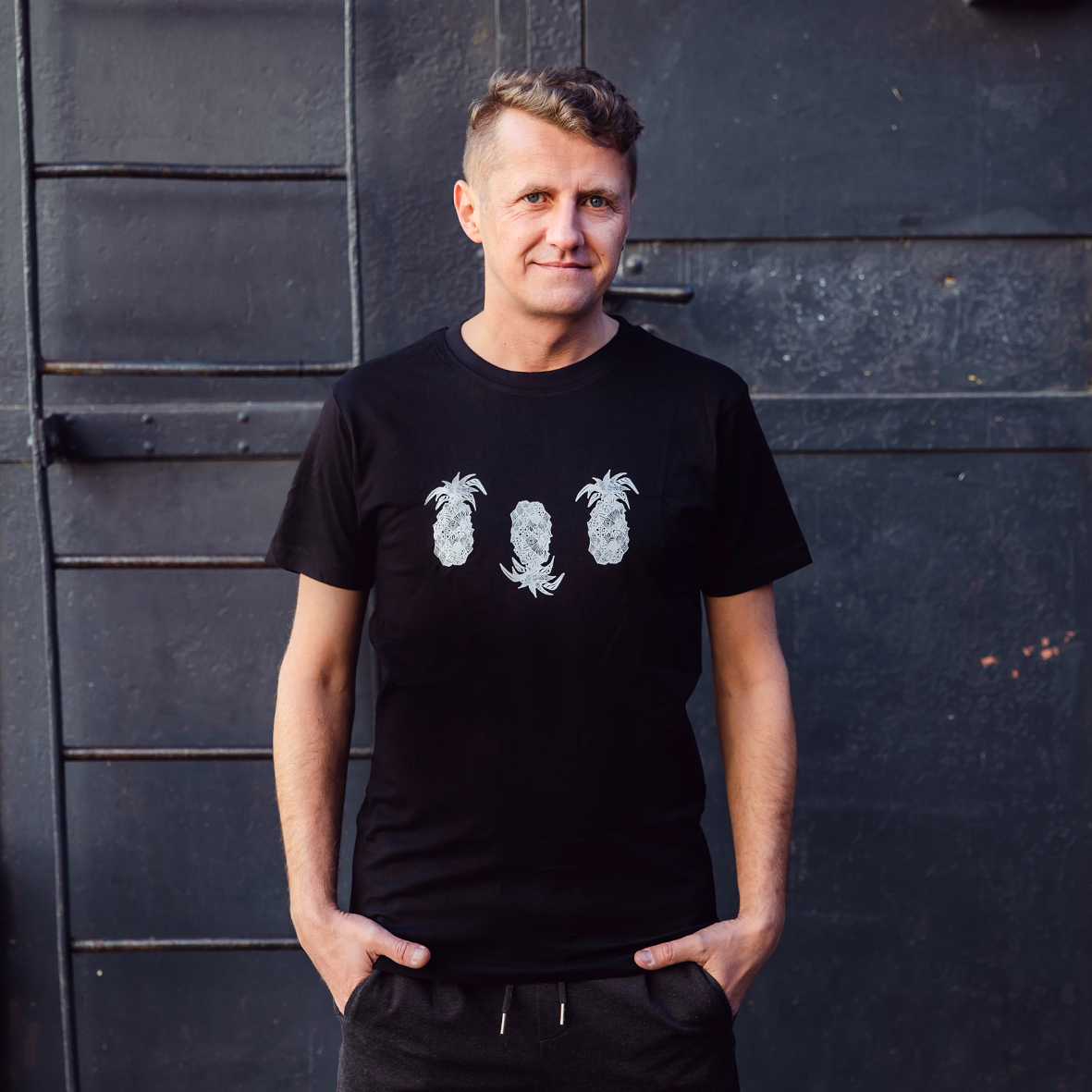 Round Neck T-Shirt Ananas in Black