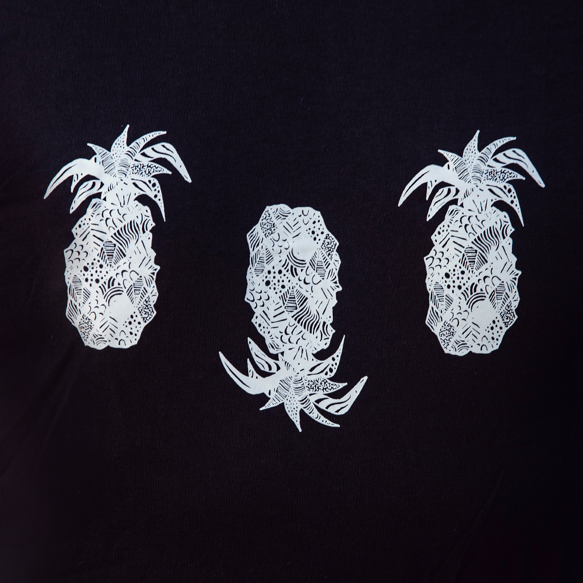 Round Neck T-Shirt Ananas in Black - Image 4