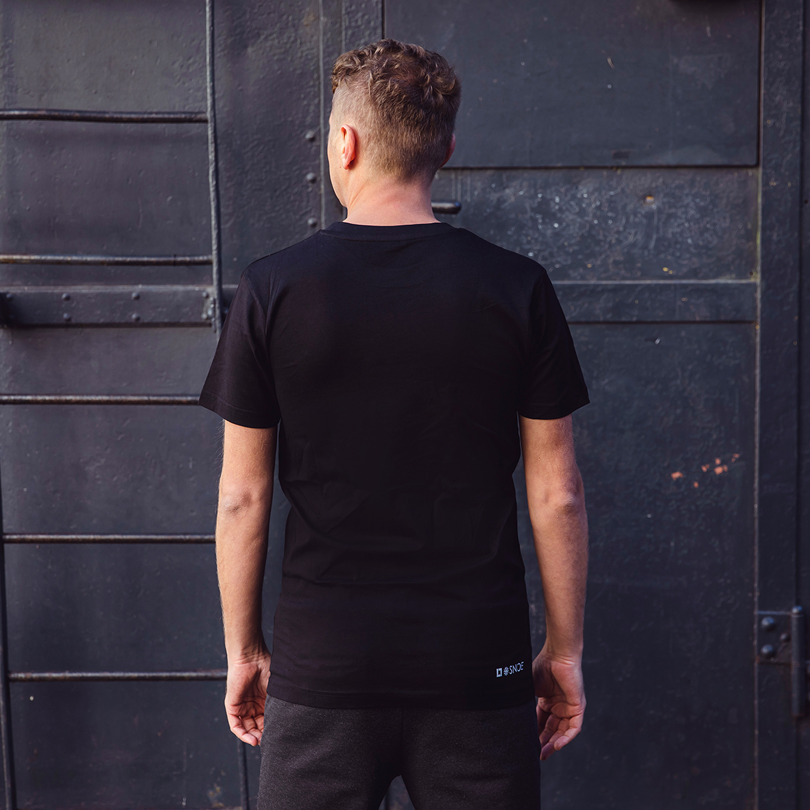 Round Neck T-Shirt Ananas in Black - Image 2