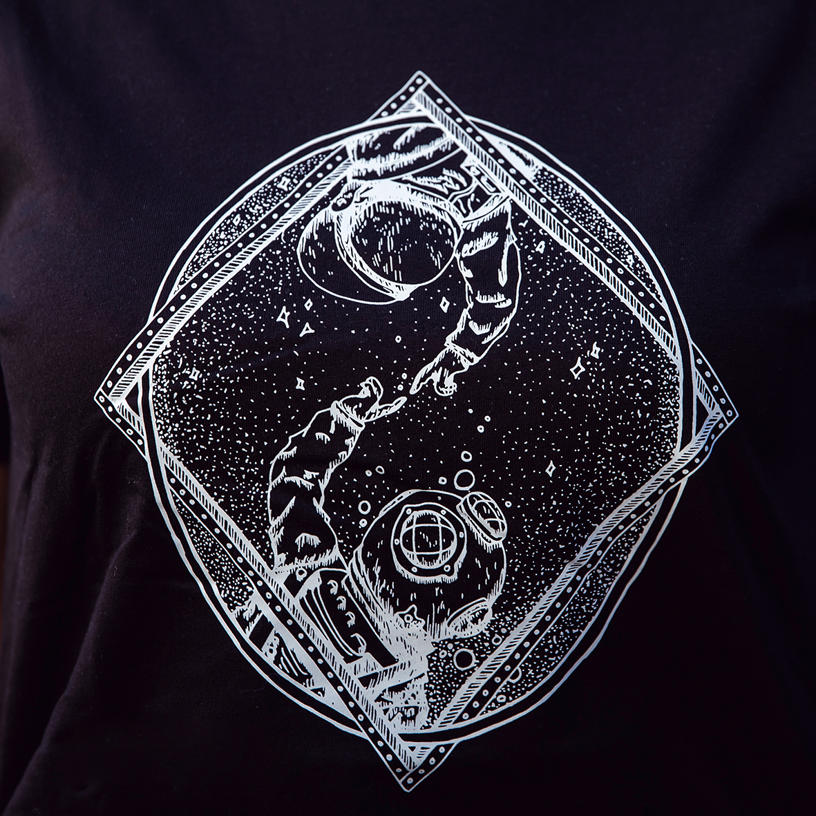 Round Neck T-Shirt Contact in Black - Image 4