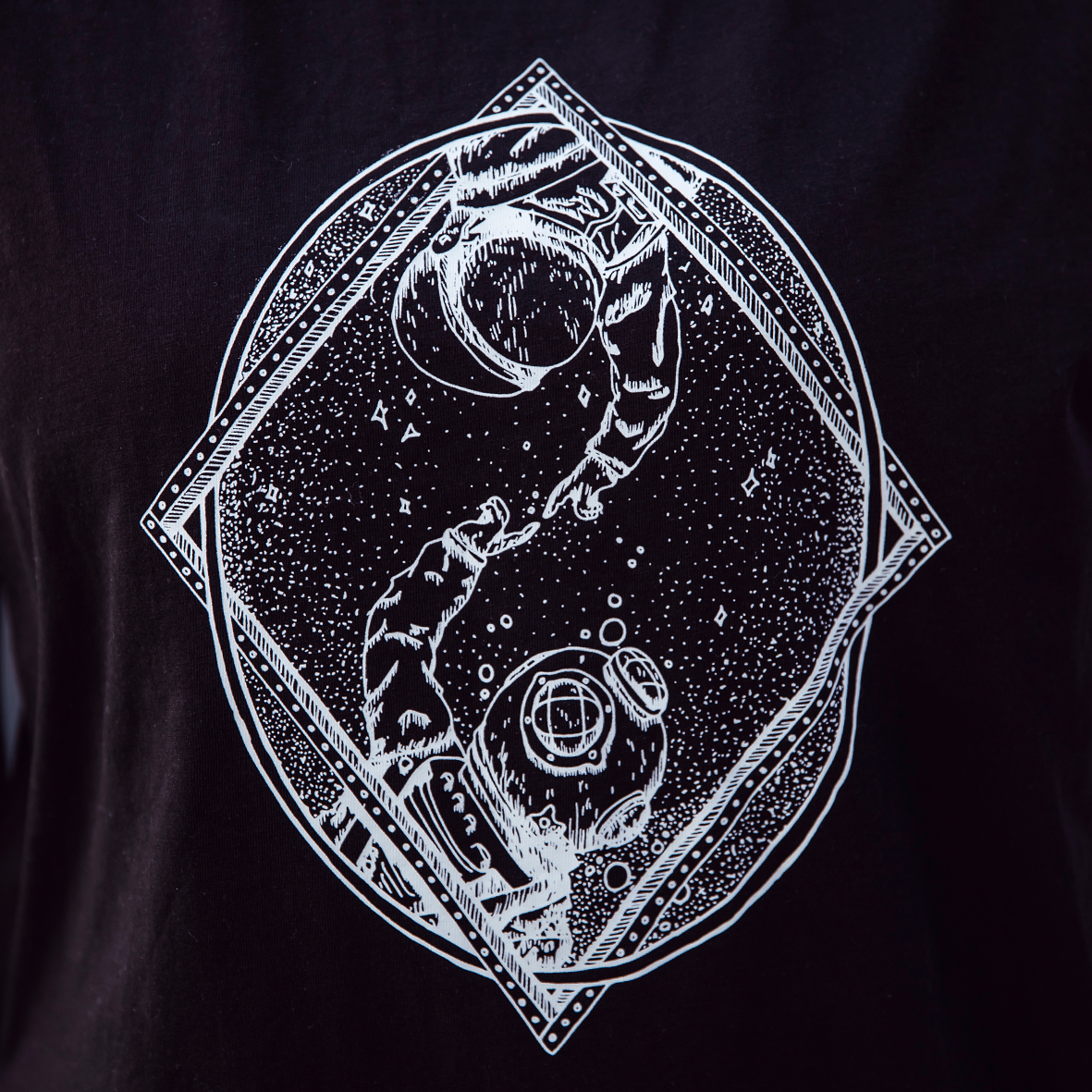 Sleeveless T-Shirt Contact in Black - Image 3