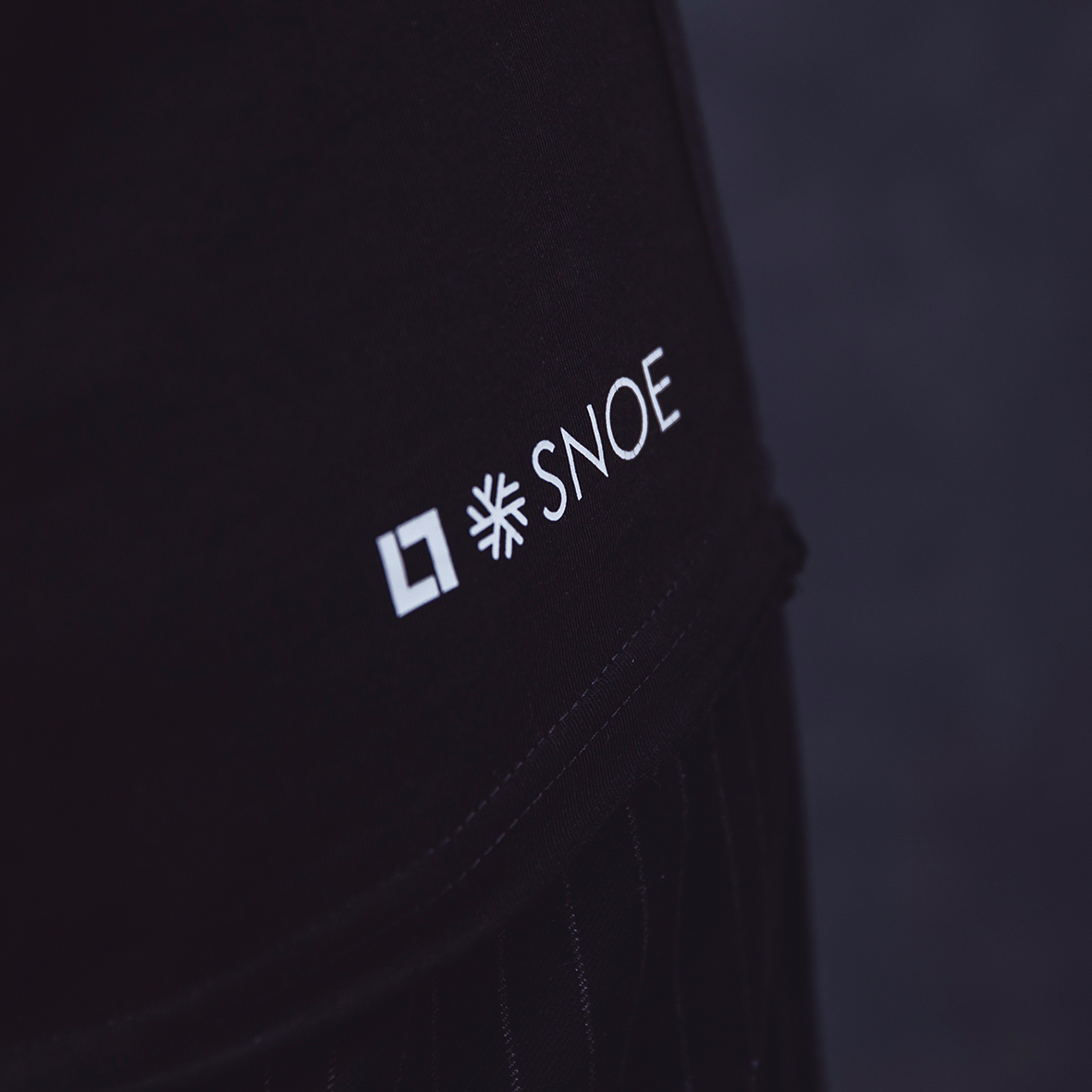 Sleeveless T-Shirt Contact in Black - Image 4