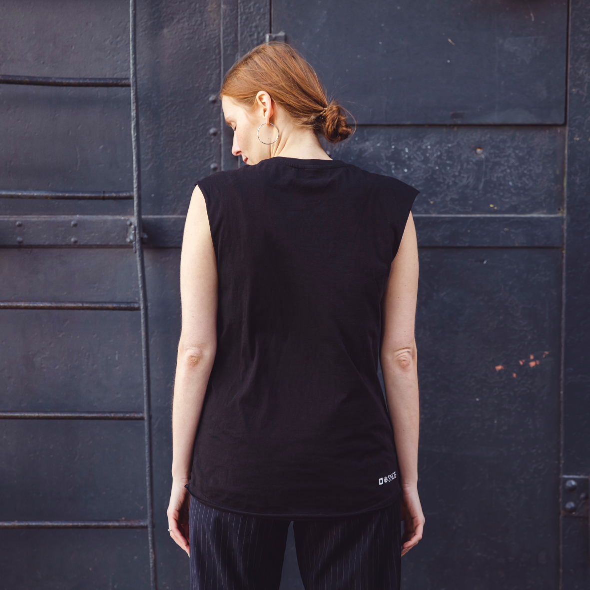 Sleeveless T-Shirt Contact in Black - Image 2