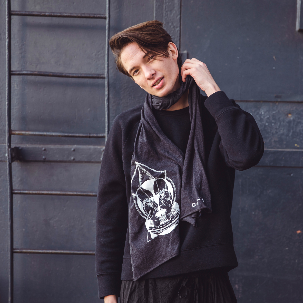 The SNOE Jersey Scarf Head